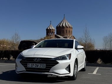 Hyundai Elantra  2019 