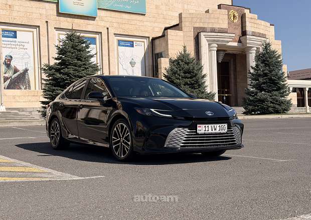 Toyota Camry 2025 — photo 2