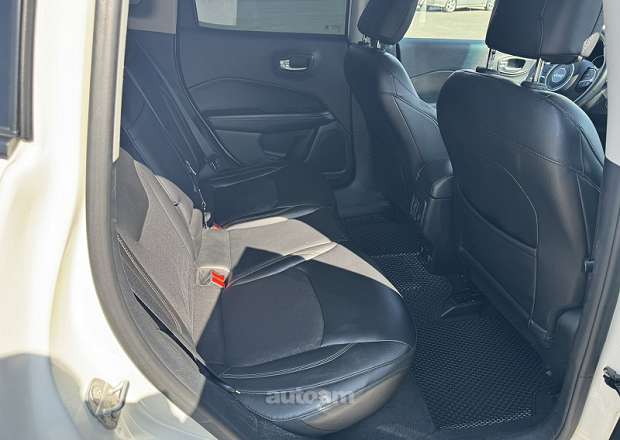 Jeep Compass 2018 — լուսանկար 11