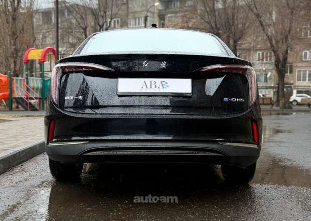 Hongqi E-QM5