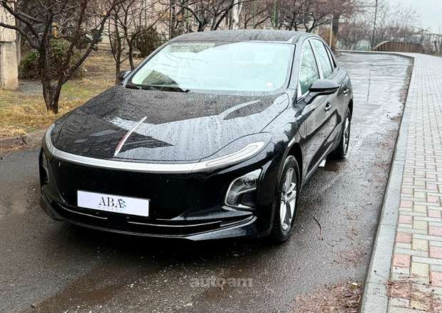 Hongqi E-QM5