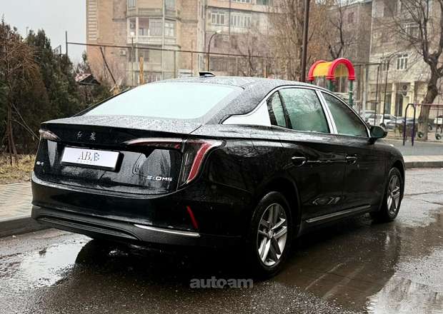 Hongqi E-QM5