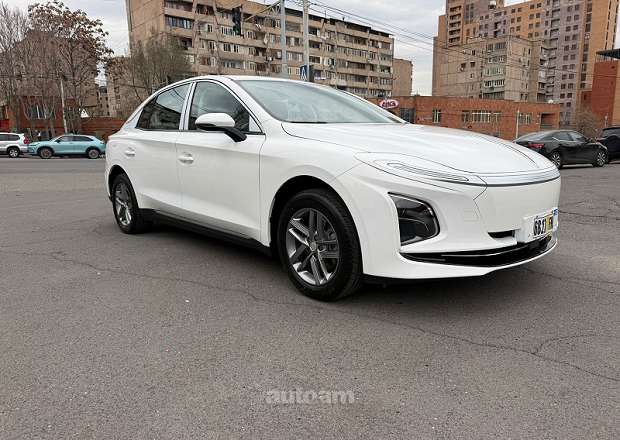 Hongqi E-QM5