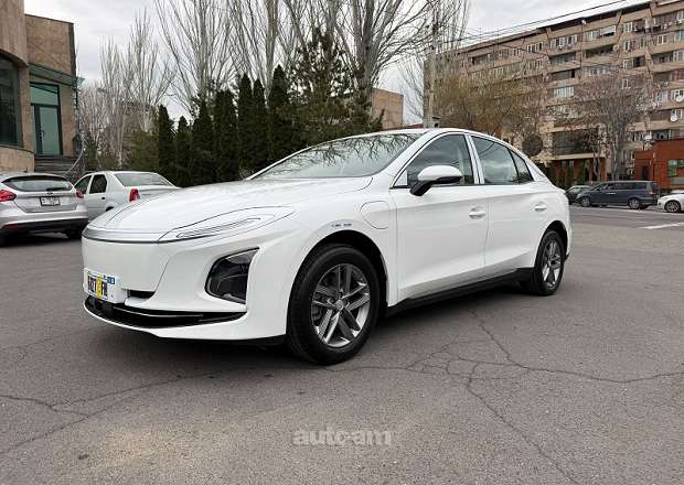 Hongqi E-QM5
