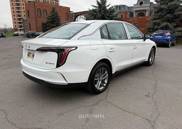 Hongqi E-QM5