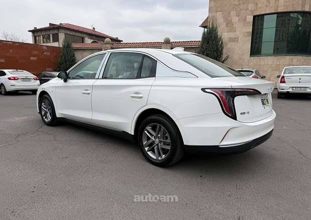 Hongqi E-QM5