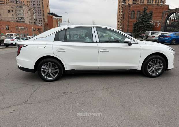 Hongqi E-QM5