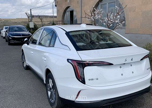 Hongqi E-QM5