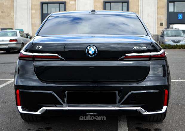 BMW i7