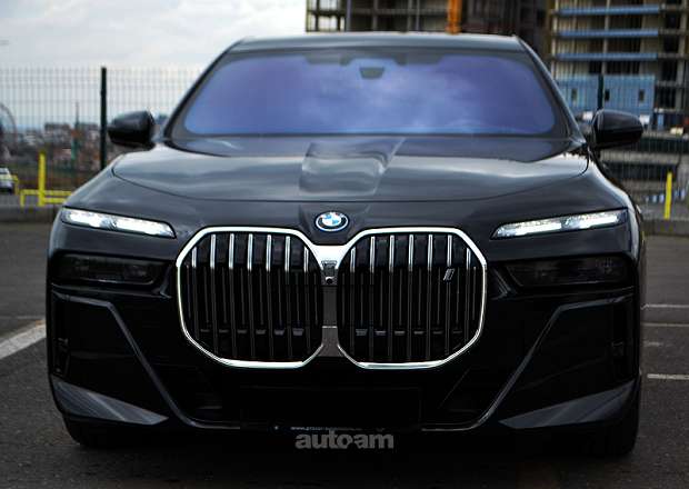 BMW i7
