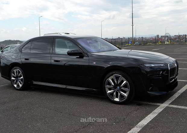 BMW i7