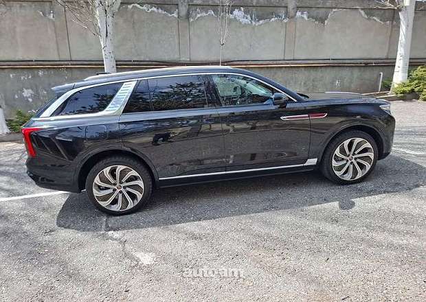 Hongqi E-HS9