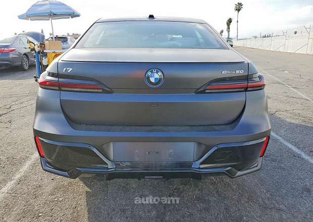 BMW i7