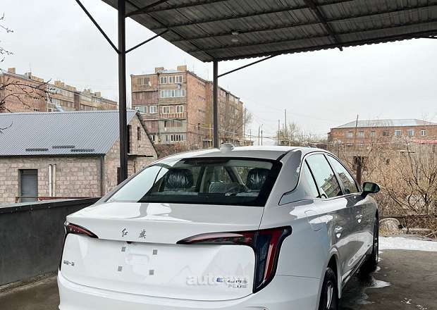 Hongqi E-QM5