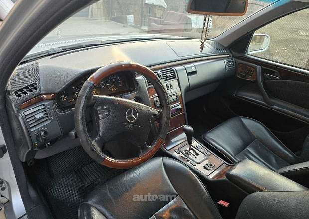 Mercedes-Benz E 320