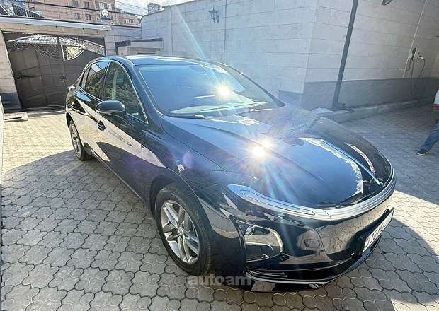 Hongqi E-QM5