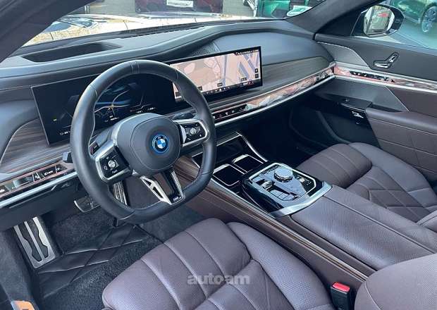 BMW i7