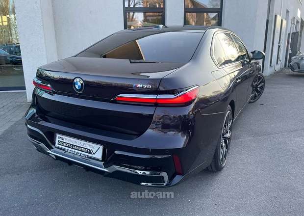 BMW i7