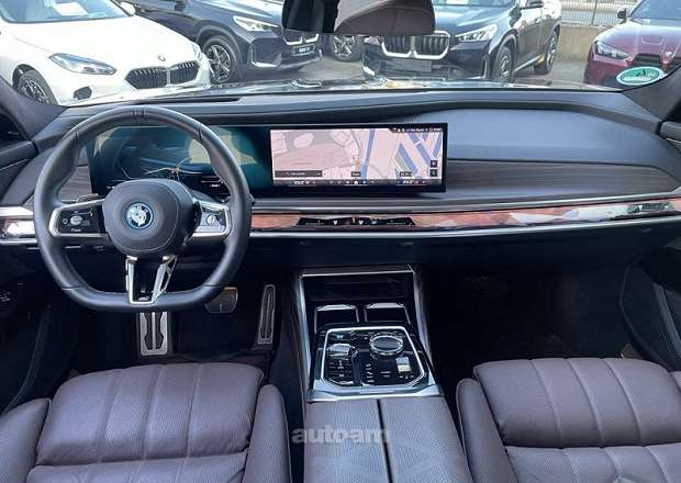 BMW i7
