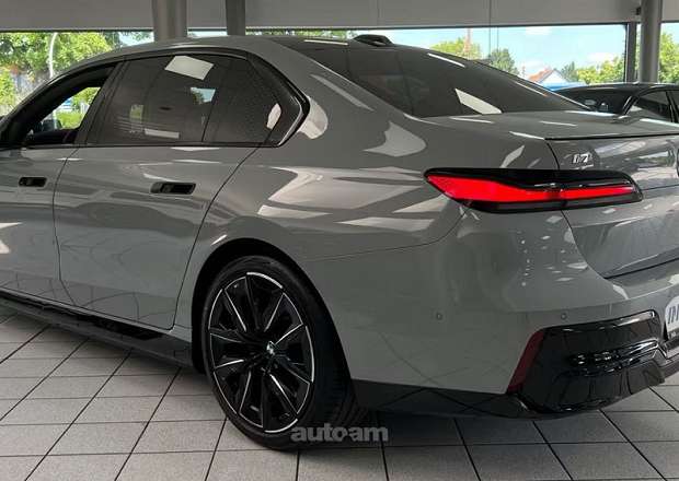BMW i7
