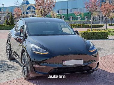 Tesla Model Y  2025 