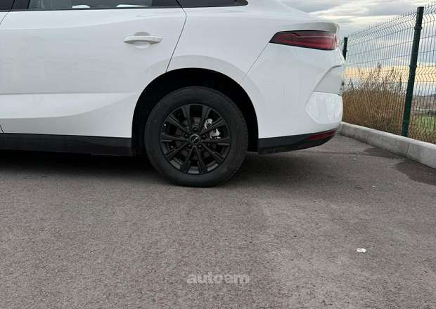 BYD e7