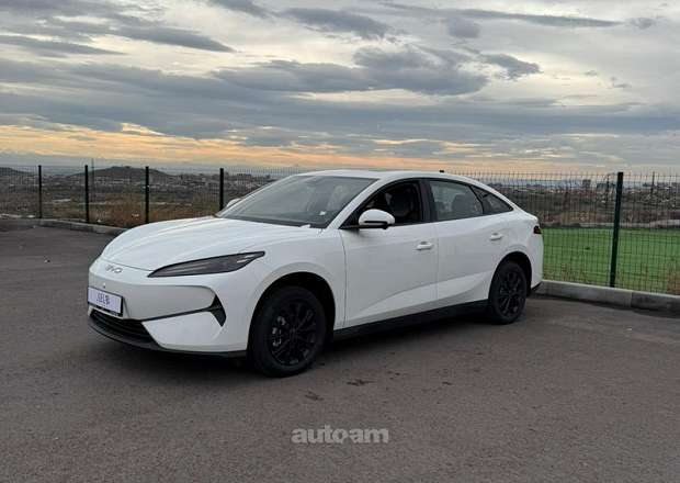 BYD e7