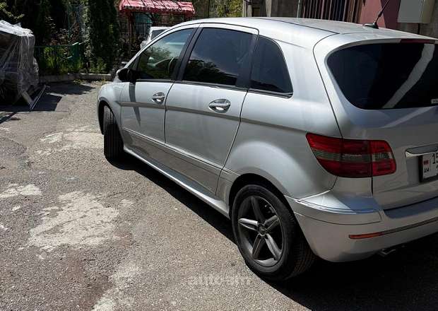 Mercedes-Benz B 200