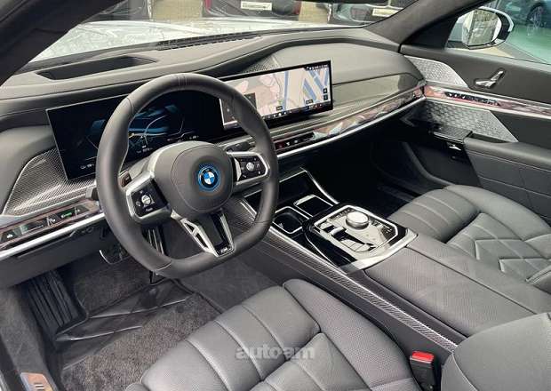 BMW i7