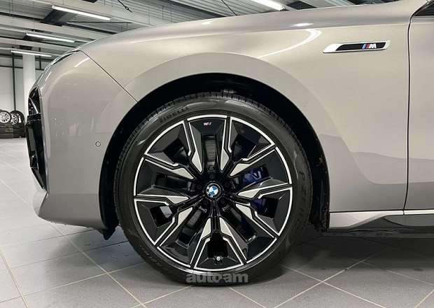 BMW i7