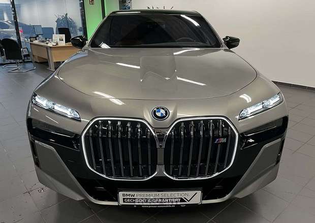 BMW i7
