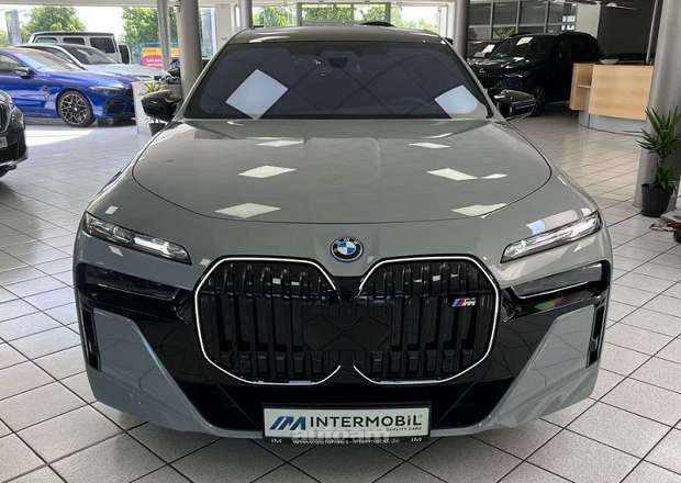 BMW i7
