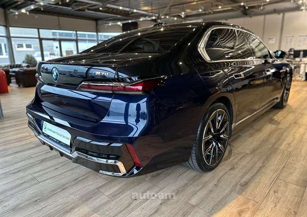 BMW i7