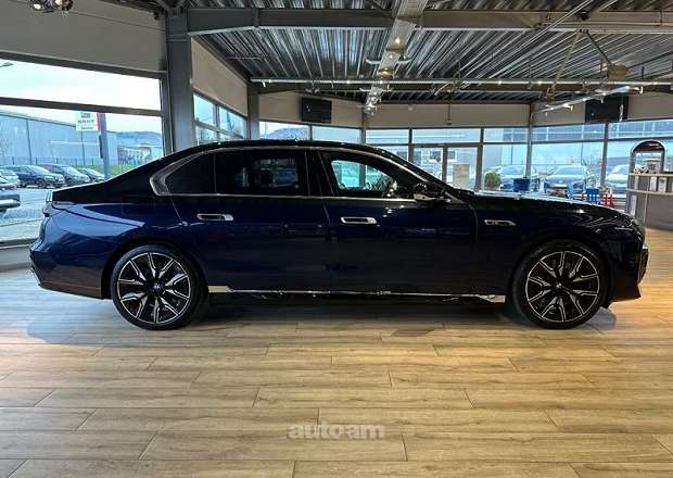 BMW i7