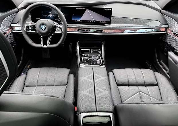 BMW i7