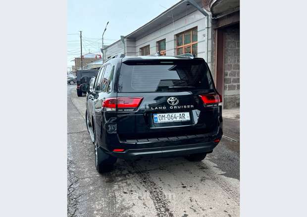 Toyota Land Cruiser 300