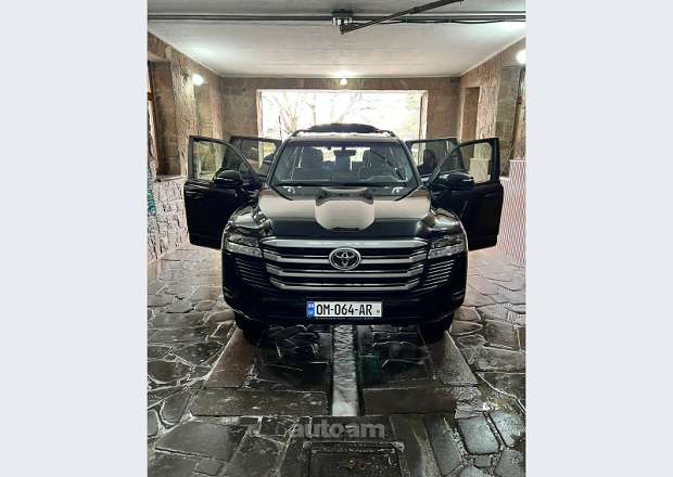 Toyota Land Cruiser 300