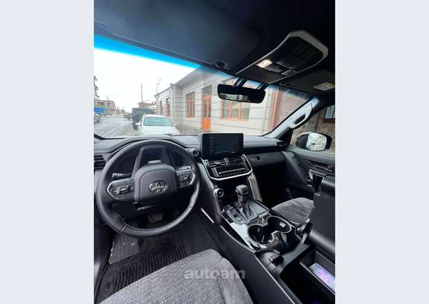 Toyota Land Cruiser 300