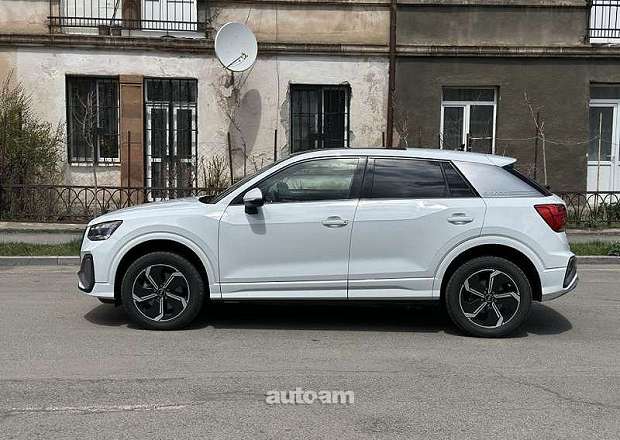 Audi Q2L e-tron