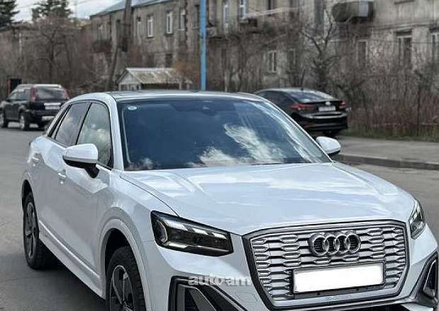 Audi Q2L e-tron
