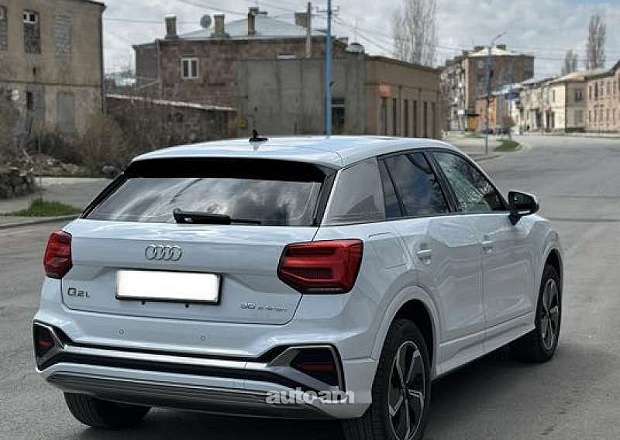 Audi Q2L e-tron