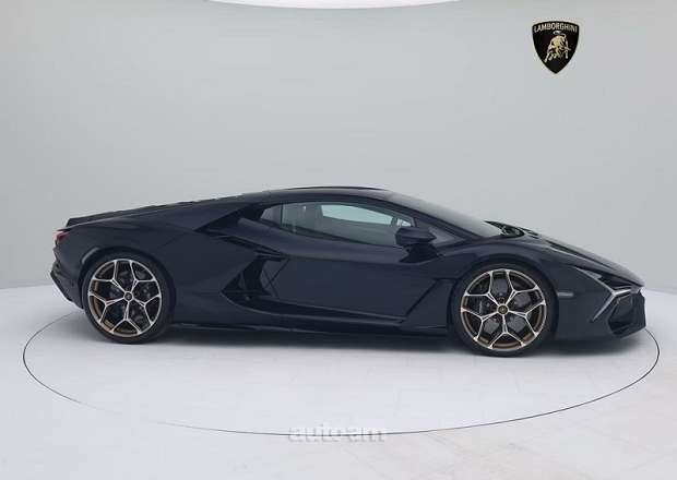 Lamborghini Revuelto