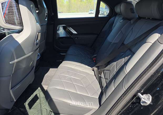 BMW i7