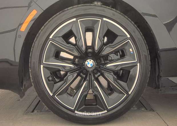 BMW i7