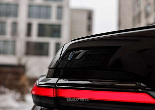 BMW i7