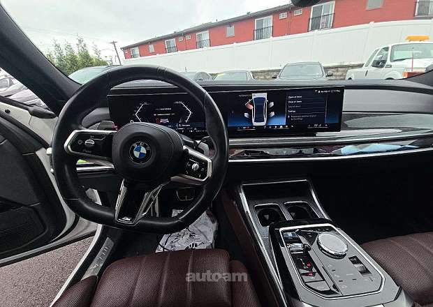 BMW i7