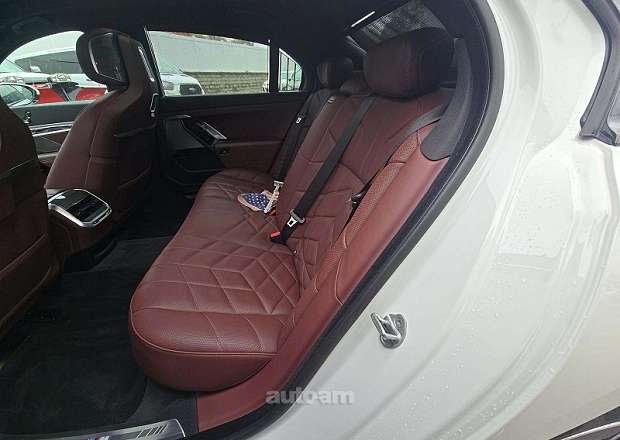 BMW i7