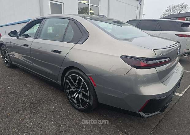 BMW i7