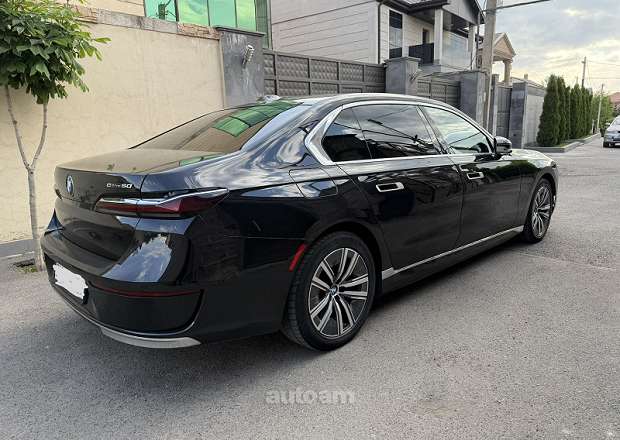 BMW i7