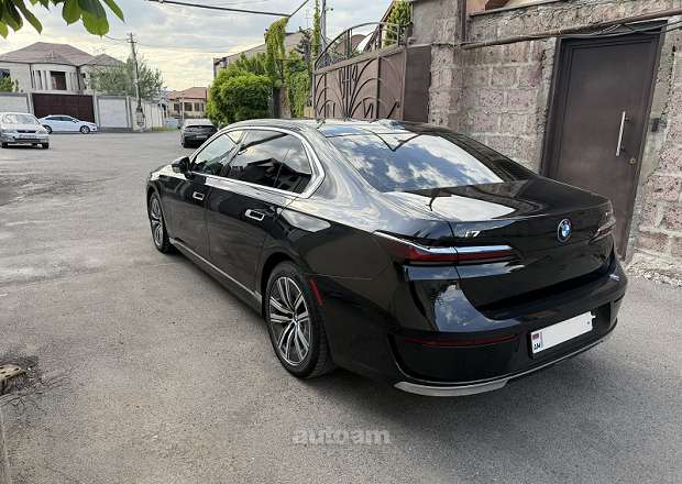 BMW i7